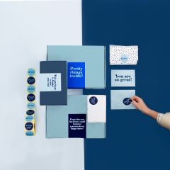 Pitkä sulkijatarra englanninkielisellä tekstillä, Miami Blue